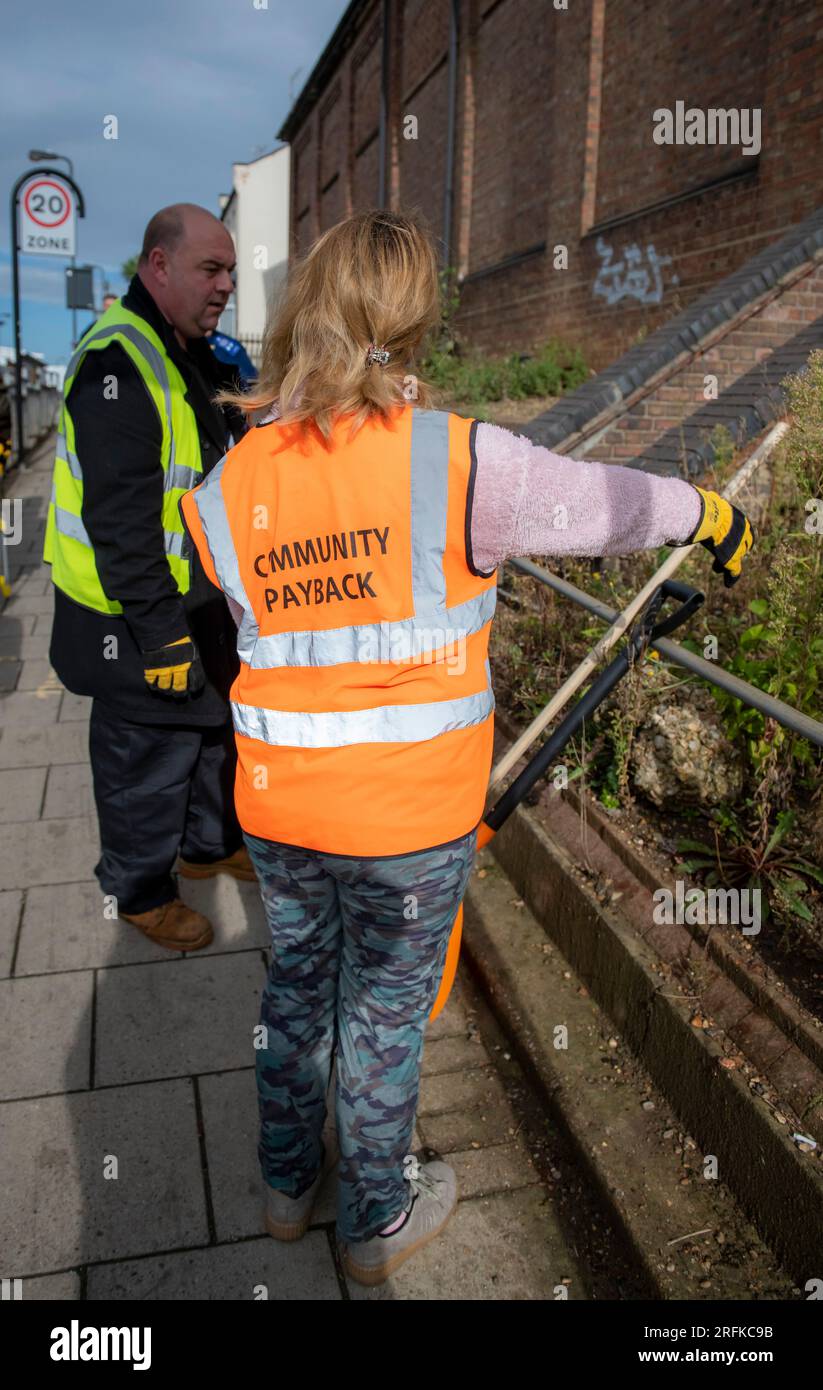 Community Payback Cleaning and Clearing a Harrow Greater London Foto Stock