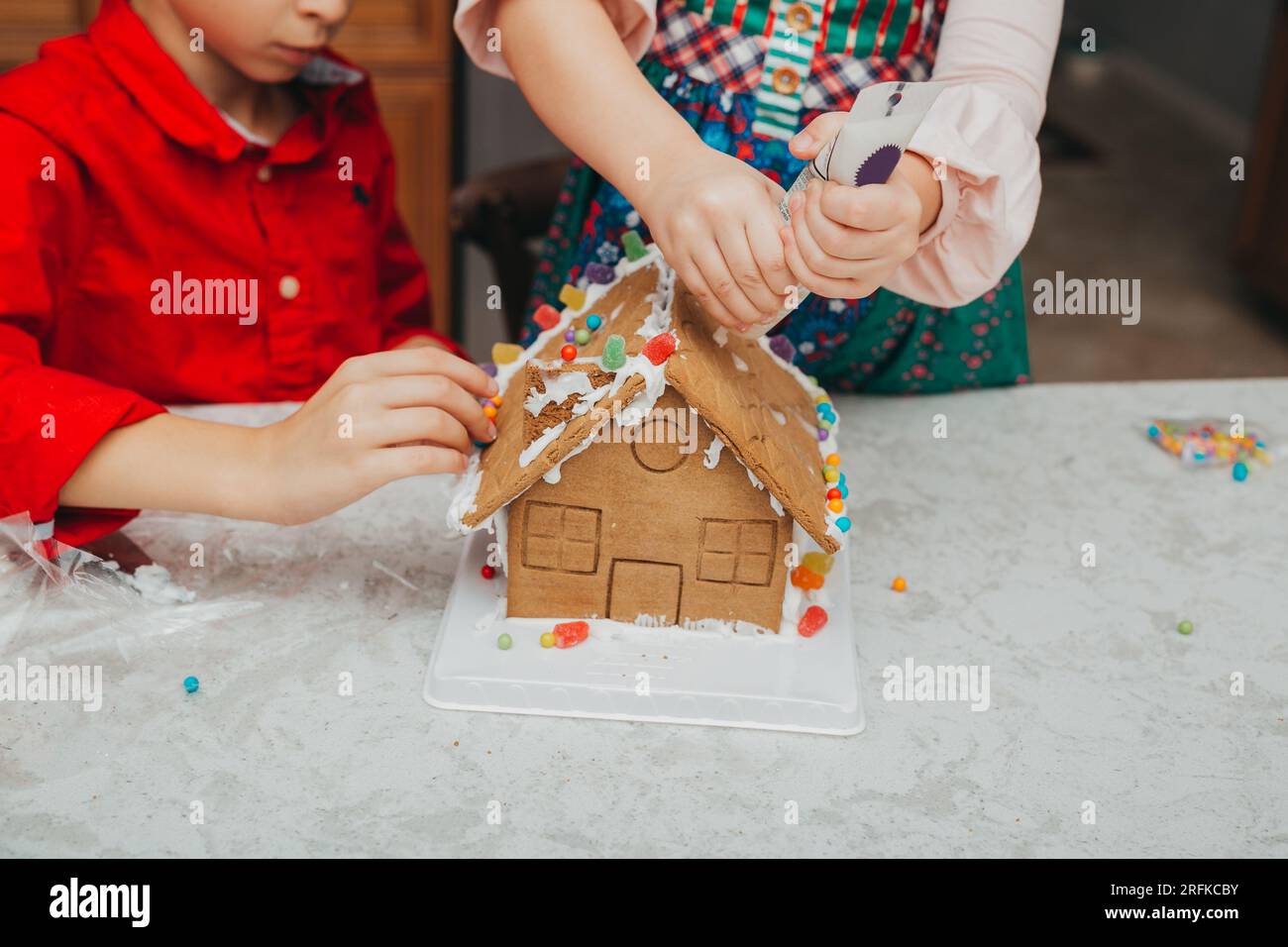 Gingerbread House decora i bambini a natale Foto Stock