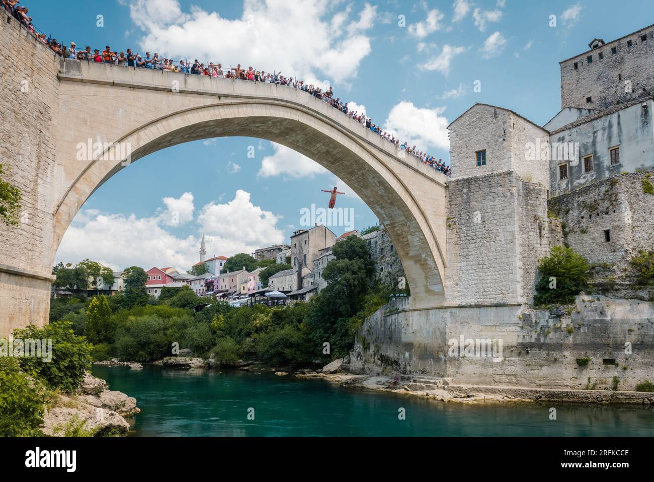 Uomo che salta a 24 metri da Stari Most (Ponte Mostar) nel fiume Neretva Foto Stock
