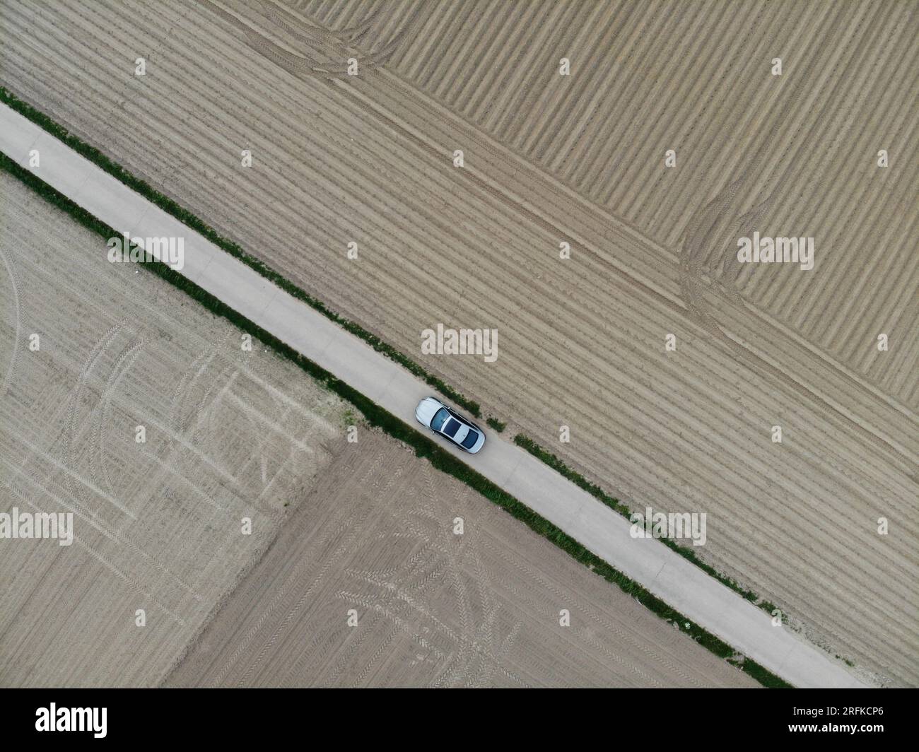 guida in auto attraverso terreni agricoli con campi Foto Stock