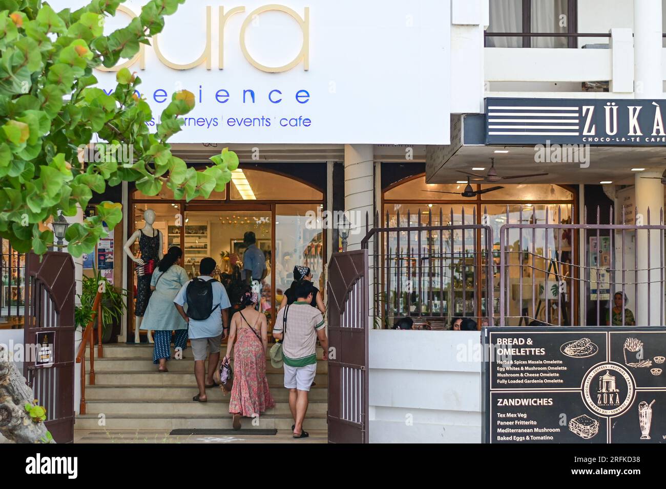 Pondicherry, India - 15 luglio 2023: Caffetteria lungo la Promenade Beach, il famoso tratto di spiaggia nella città di Puducherry, India. Foto Stock