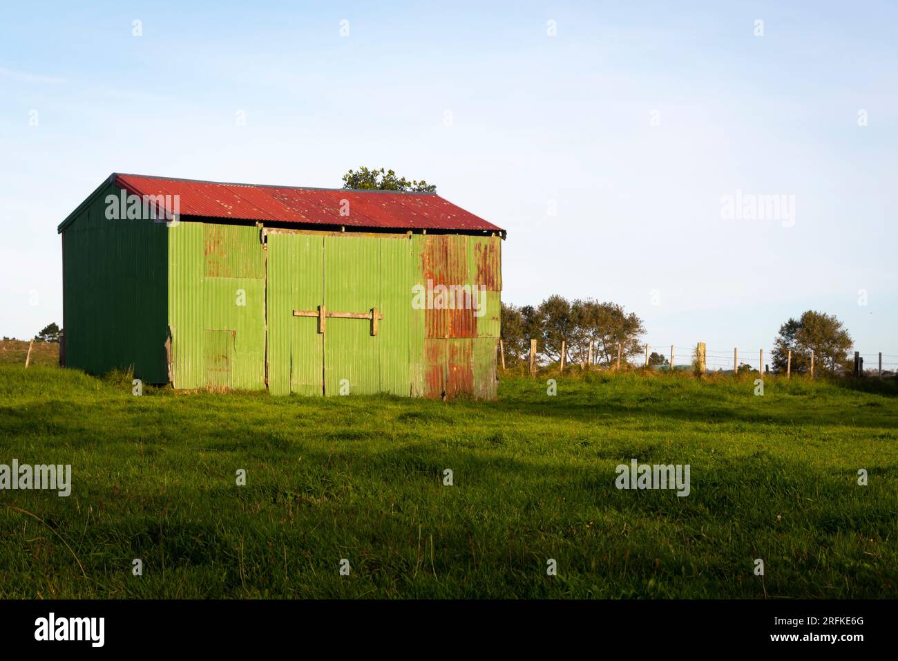 Fienile verde con tetto rosso, Taranaki, Isola del Nord, nuova Zelanda Foto Stock