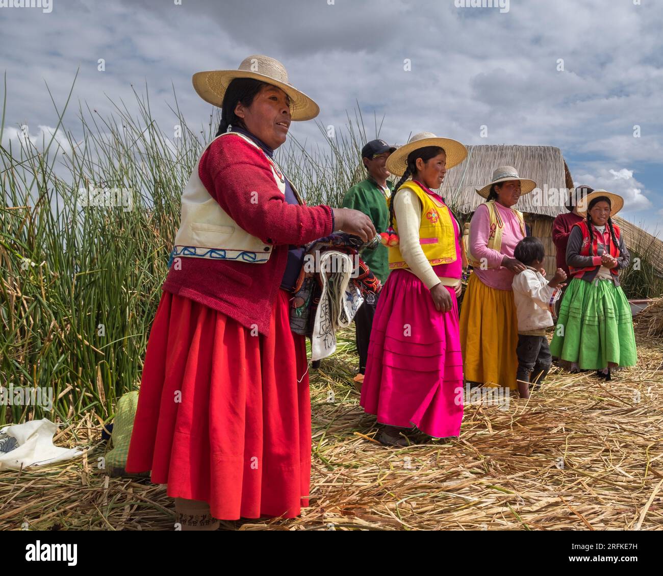 Donne con i loro costumi colorati e tradizionali al lago Titicaca Foto Stock