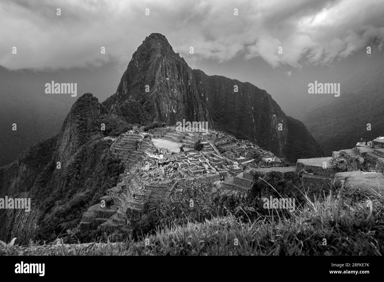Vista di Macchu Picchu dall'ingresso, sotto un cielo tempestoso Foto Stock