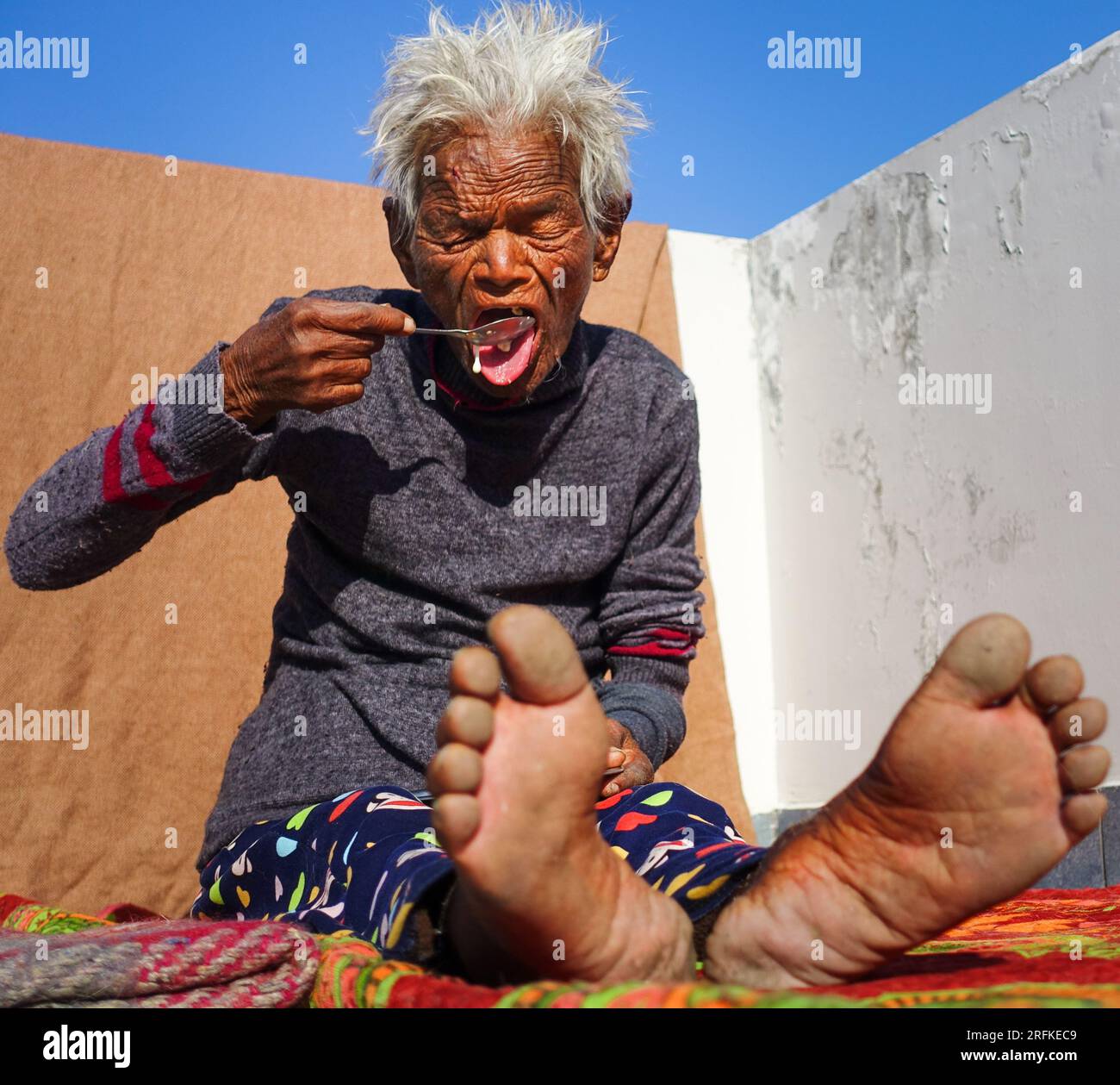 14 ottobre 2022 Uttarakhand, India. Momento candido: Anziana donna indiana nutrita con un cucchiaio. Assistenza commovente e compassionevole. Foto Stock