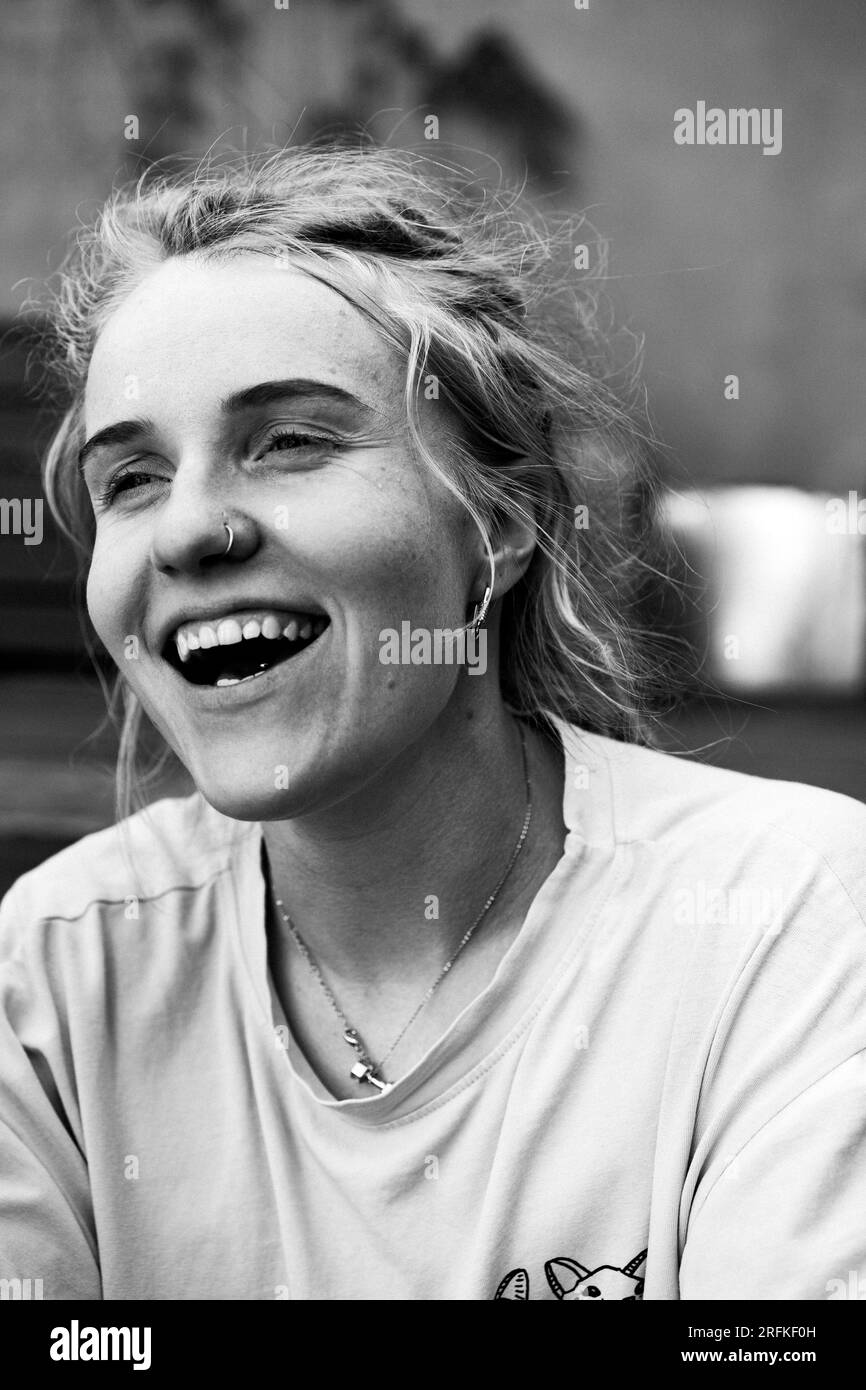 Giovane donna felice con dreadlocks sorridenti, ritratti, primi piani. Foto Stock