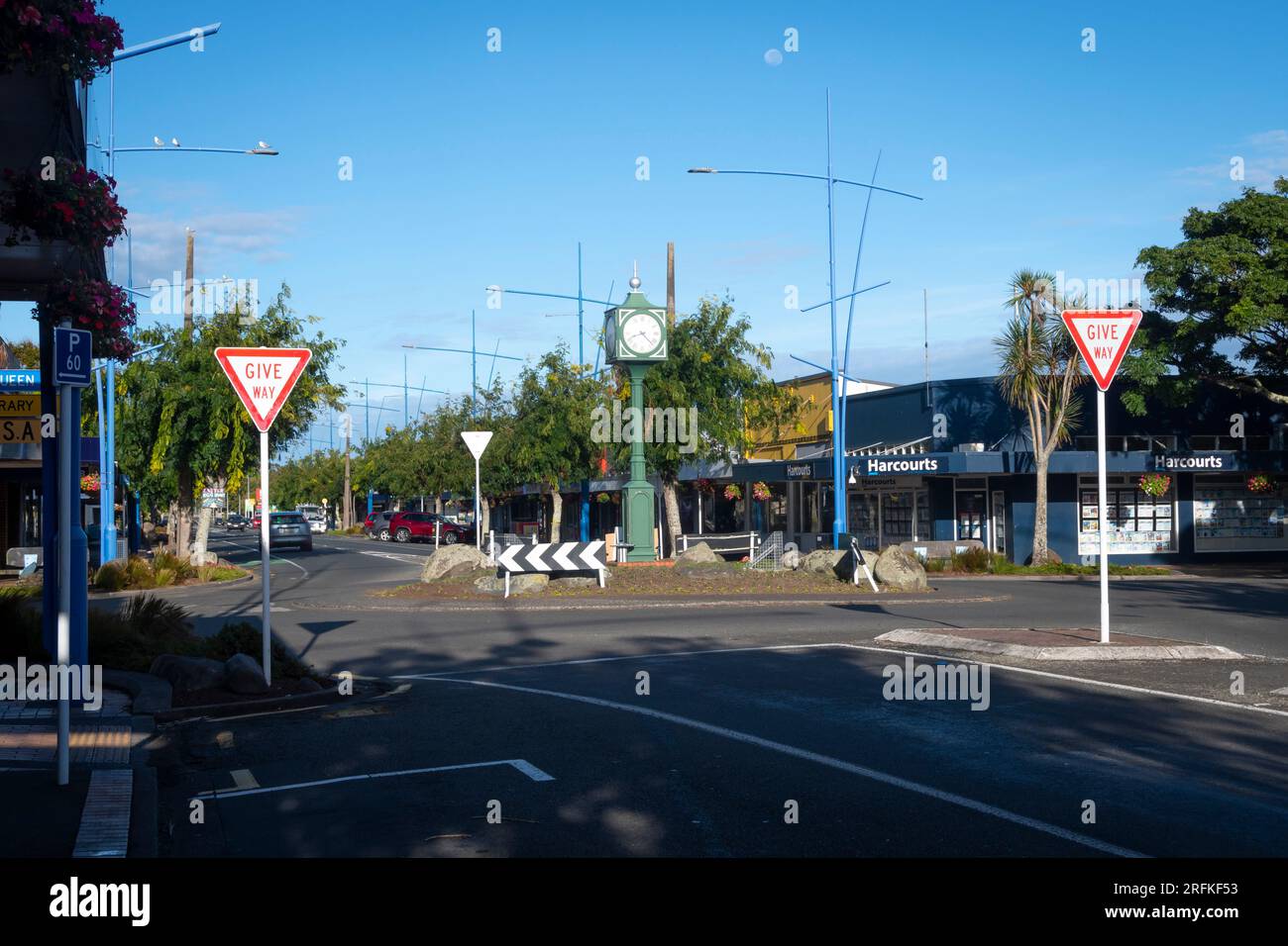 Torre dell'orologio nella rotatoria del traffico, McLean Street, Waitara, centro città, Taranaki, North Island, nuova Zelanda Foto Stock