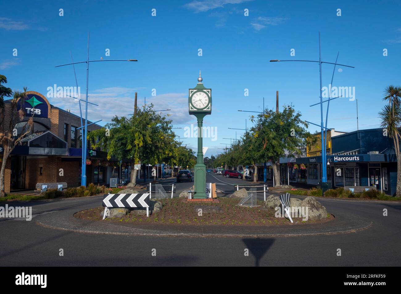 Torre dell'orologio nella rotatoria del traffico, McLean Street, Waitara, centro città, Taranaki, North Island, nuova Zelanda Foto Stock