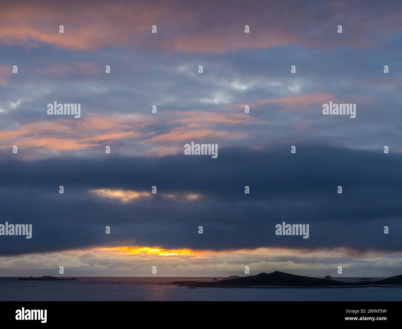 Il sole tramonta sull'Isola di Scilly, Cornovaglia, Inghilterra, Europa. Foto Stock