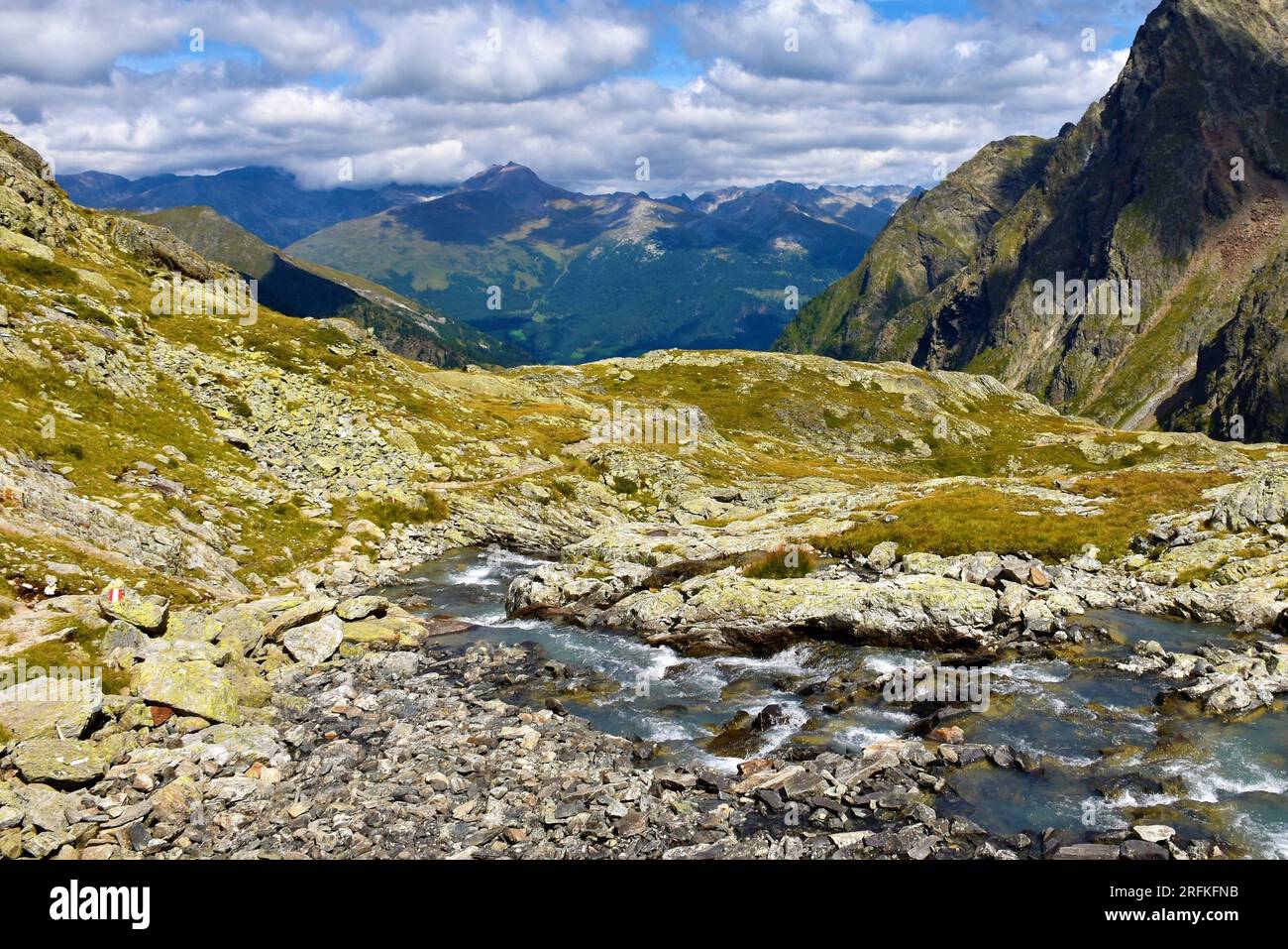 Veduta del paesaggio alpino nella valle Gradental nel gruppo Schober sotto-gruppo degli alti Tauri nelle Alpi centro-orientali, Carinzia, Austria con via Gradenbach Foto Stock