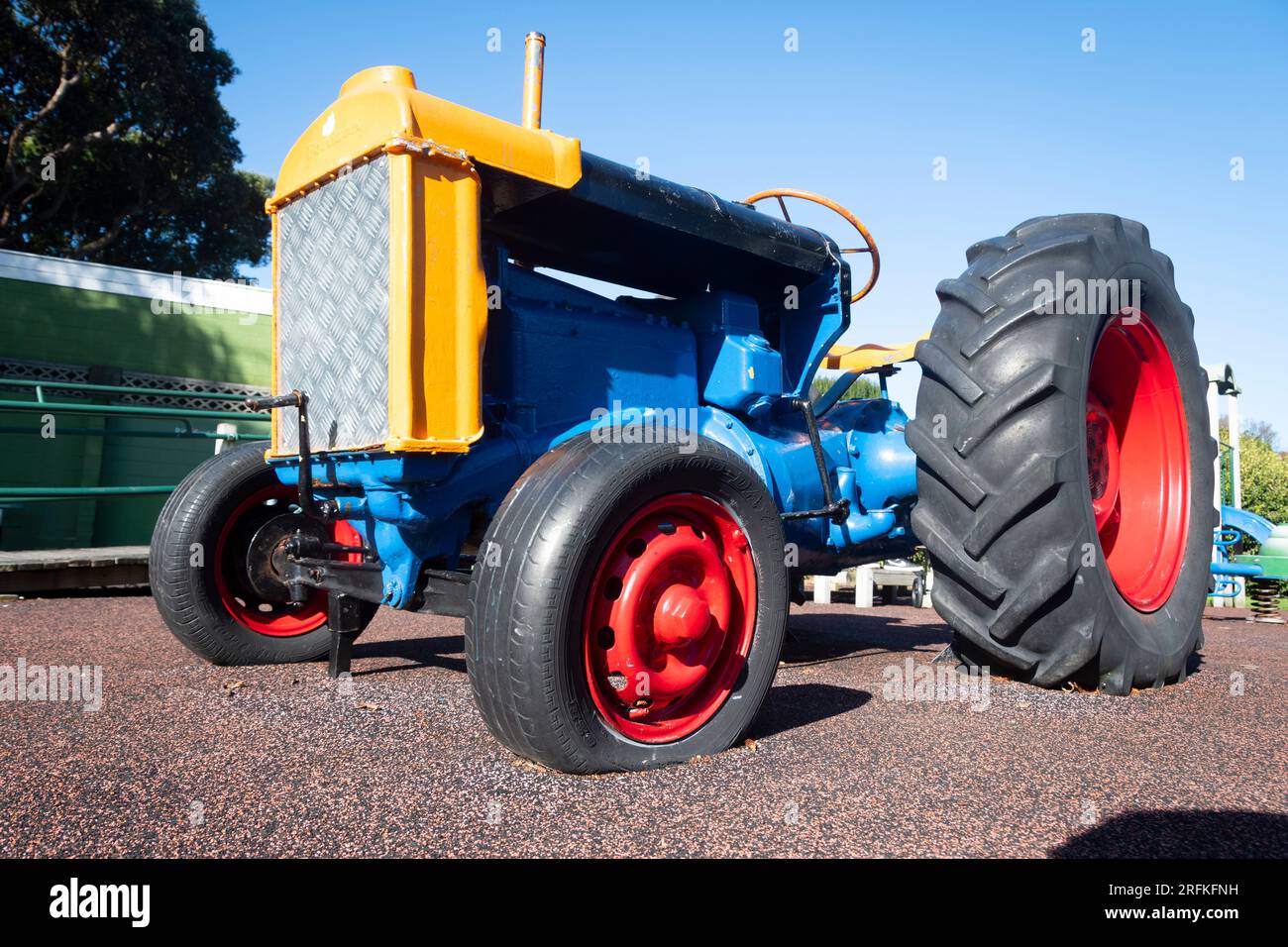 Trattore colorato nel parco giochi, Hutt City, Lower Hutt, Wellington, North Island, nuova Zelanda Foto Stock