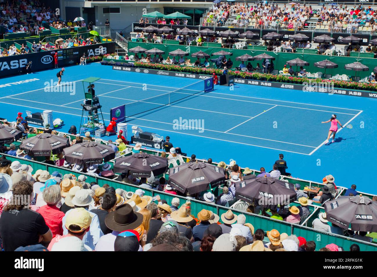 Una panoramica dell'ASB Tennis Centre di Auckland come Aravane Rezai, Francia, sinistra, gioca contro Shuai Peng, Cina all'ASB Classic Women's Tennis Tou Foto Stock