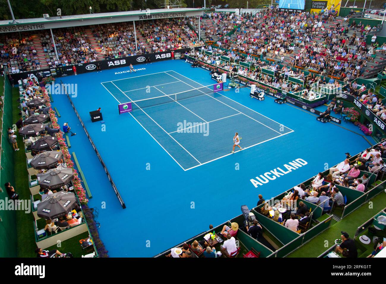 Una panoramica dell'ASB Tennis Centre di Auckland con Sara Errani, Italia, a sinistra, nelle giocate Svetlana Kuznetsova, Russia all'ASB Classic Women's Tennis Foto Stock