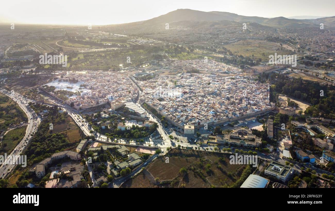 Vista aerea di FES al tramonto, Marocco. Edifici residenziali multipli realizzati in stile nazionale, verde Foto Stock