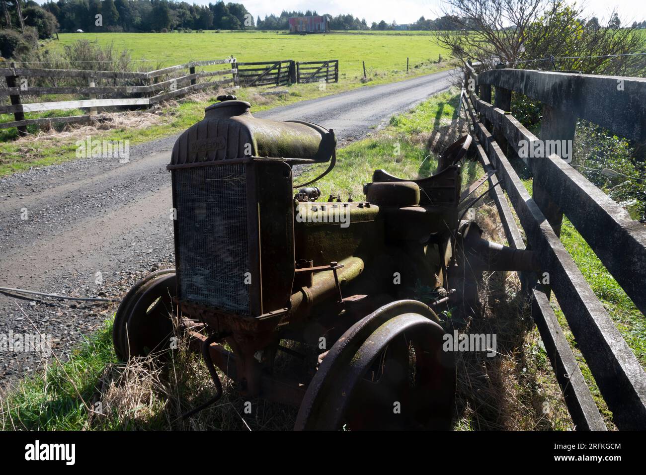 Resti del trattore Fordson d'epoca accanto alla recinzione, Taranaki, North Island, nuova Zelanda Foto Stock