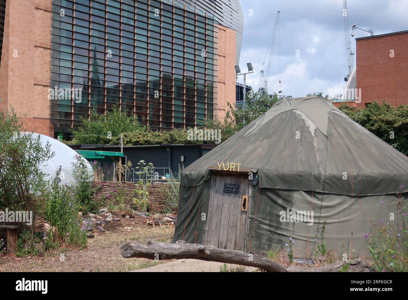 Situato tra il Crick Institute e la British Library, un acro di terreno di brownfield è un fiorente giardino comunitario per i residenti di Somers Town. Foto Stock