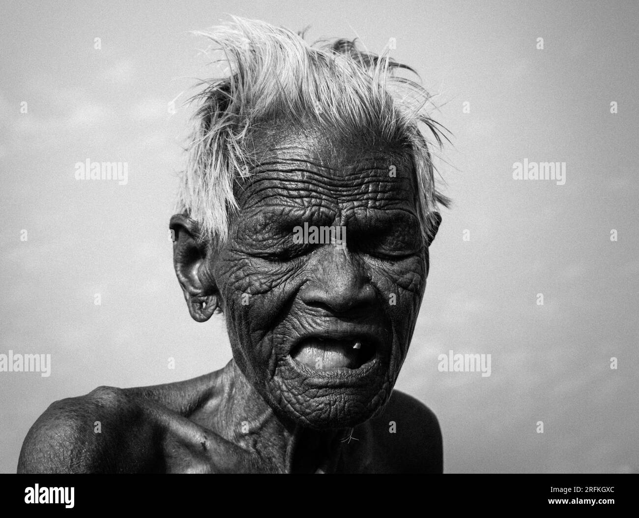 14 ottobre 2022 Uttarakhand, India. Foto monocromatica artistica di un'anziana donna indiana con un volto profondamente rugoso che esprime vecchiaia e disperazione. Foto Stock