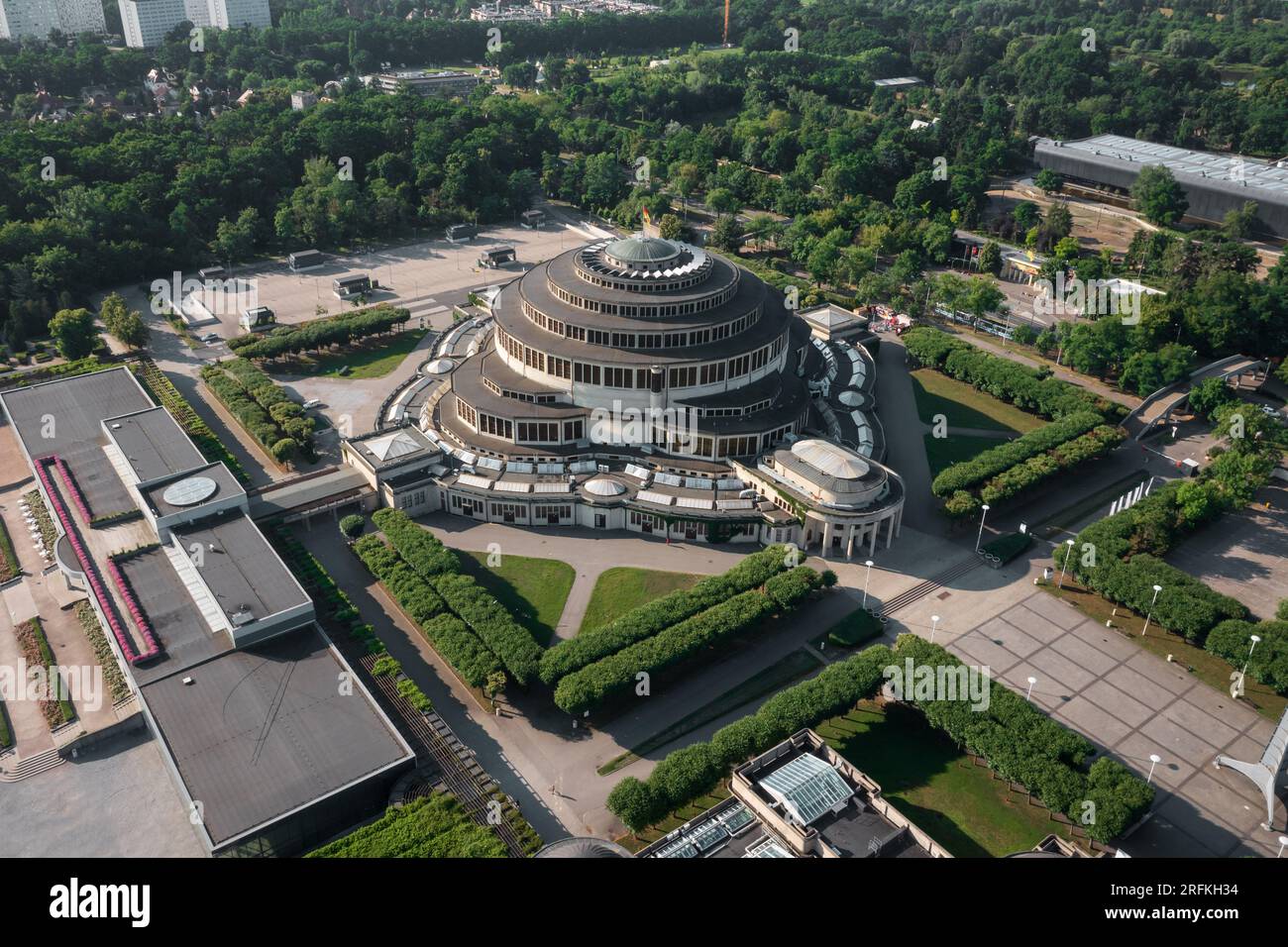 Breslavia, Polonia: Veduta aerea della sala del Centenario (in polacco: Hala Stulecia) costruita secondo i piani dell'architetto Max Berg nel 1913 Foto Stock