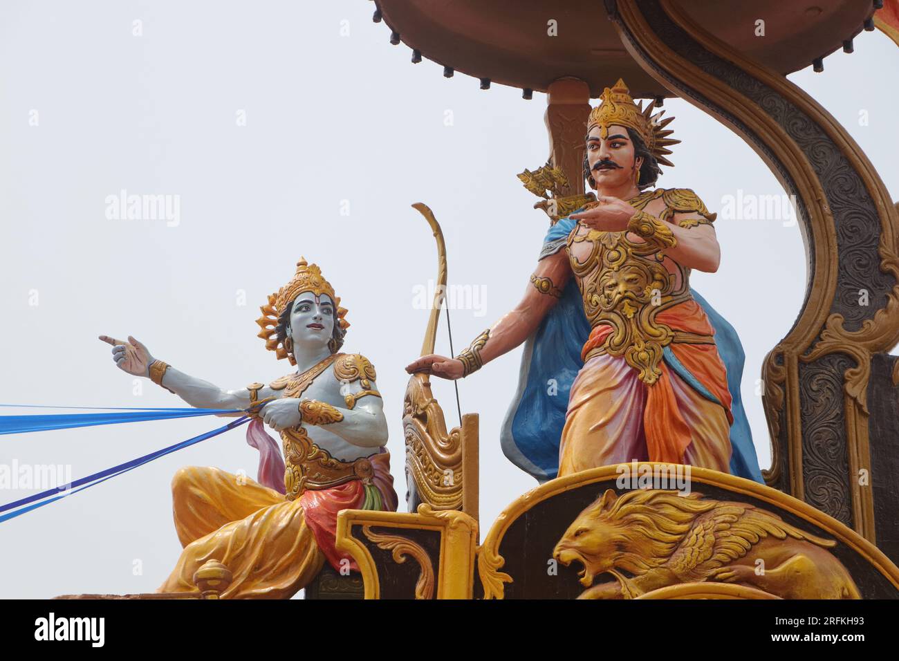 Una scultura splendidamente colorata che mostra Shri Krishna come auriga che predicava ad Arjuna durante la guerra del Mahabharata. Angoli e messa a fuoco diversi. Foto Stock