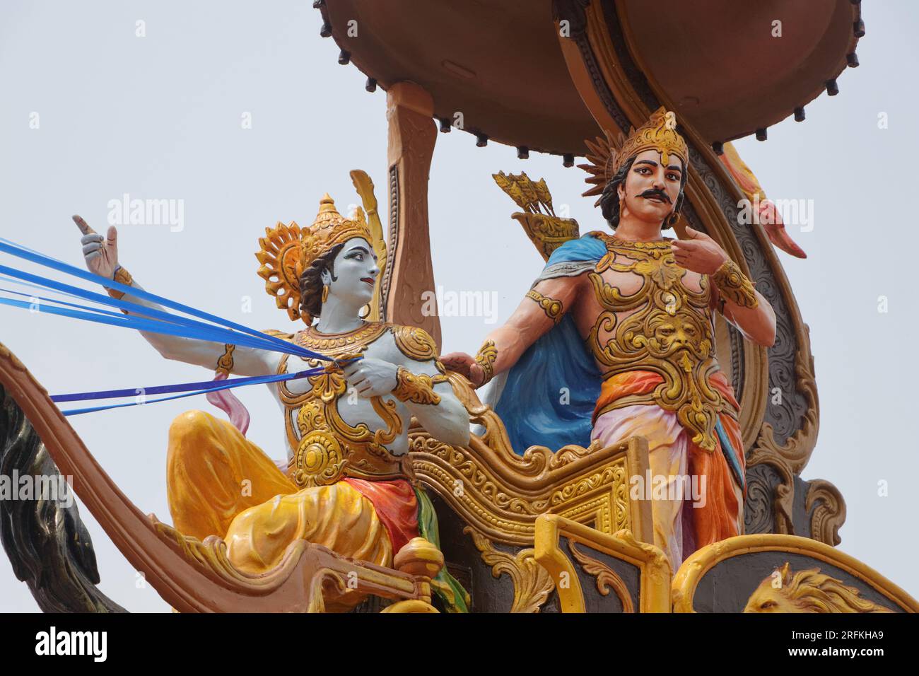 Una scultura splendidamente colorata che mostra Shri Krishna come auriga che predicava ad Arjuna durante la guerra del Mahabharata. Angoli e messa a fuoco diversi. Foto Stock