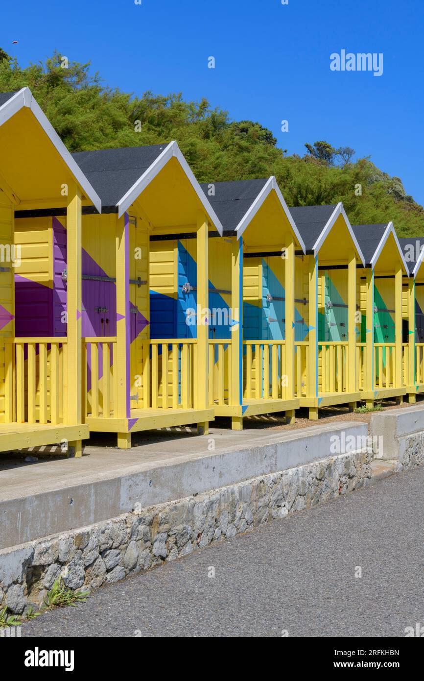 Le capanne ricolorate sulla spiaggia chiamate No.1054 Arpeggio dall'artista Rana Begum fanno parte della Folkestone Triennial 2021 lungo il lungomare di Folkestone, Regno Unito. Foto Stock