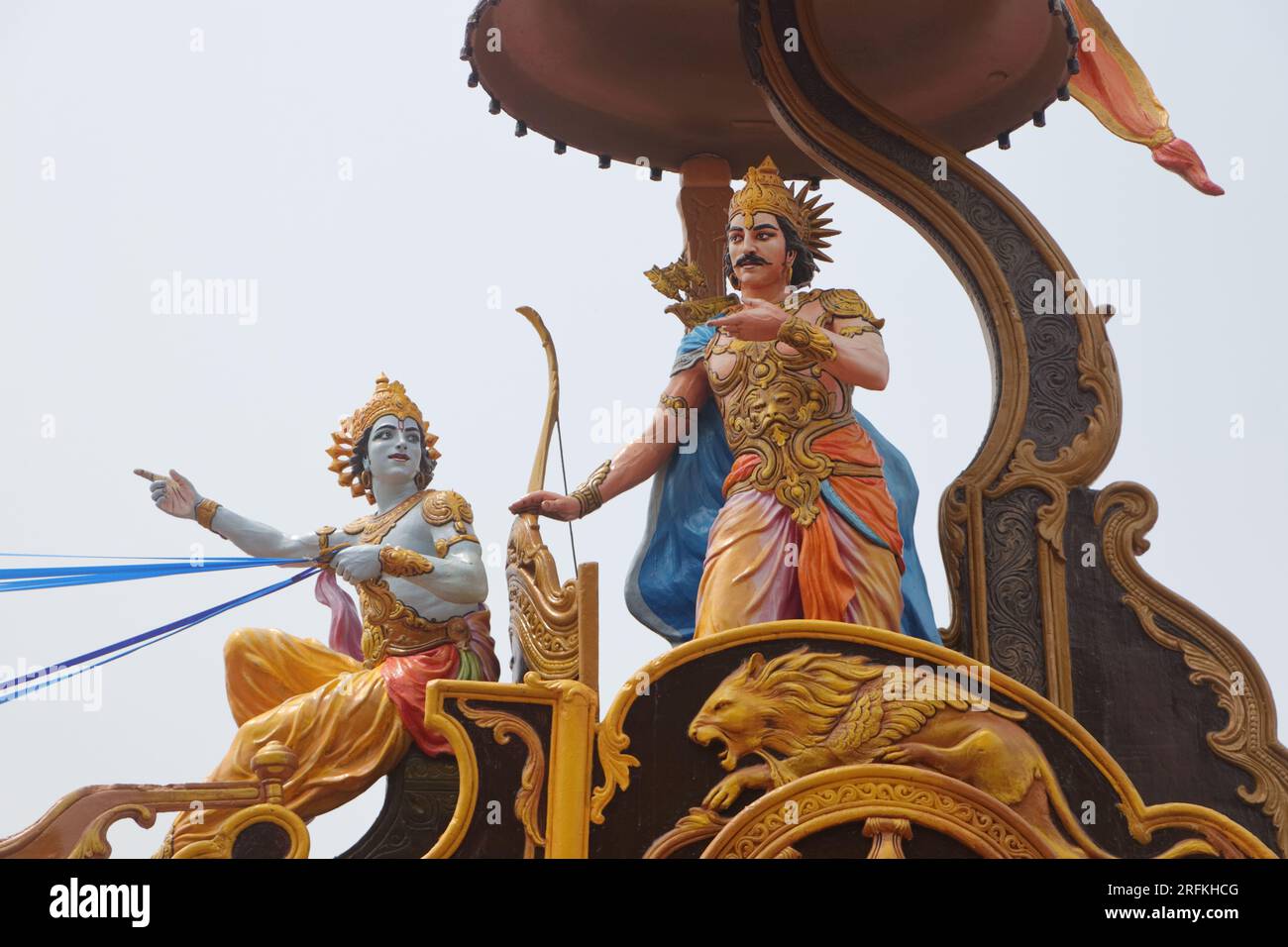 Una scultura splendidamente colorata che mostra Shri Krishna come auriga che predicava ad Arjuna durante la guerra del Mahabharata. Angoli e messa a fuoco diversi. Foto Stock