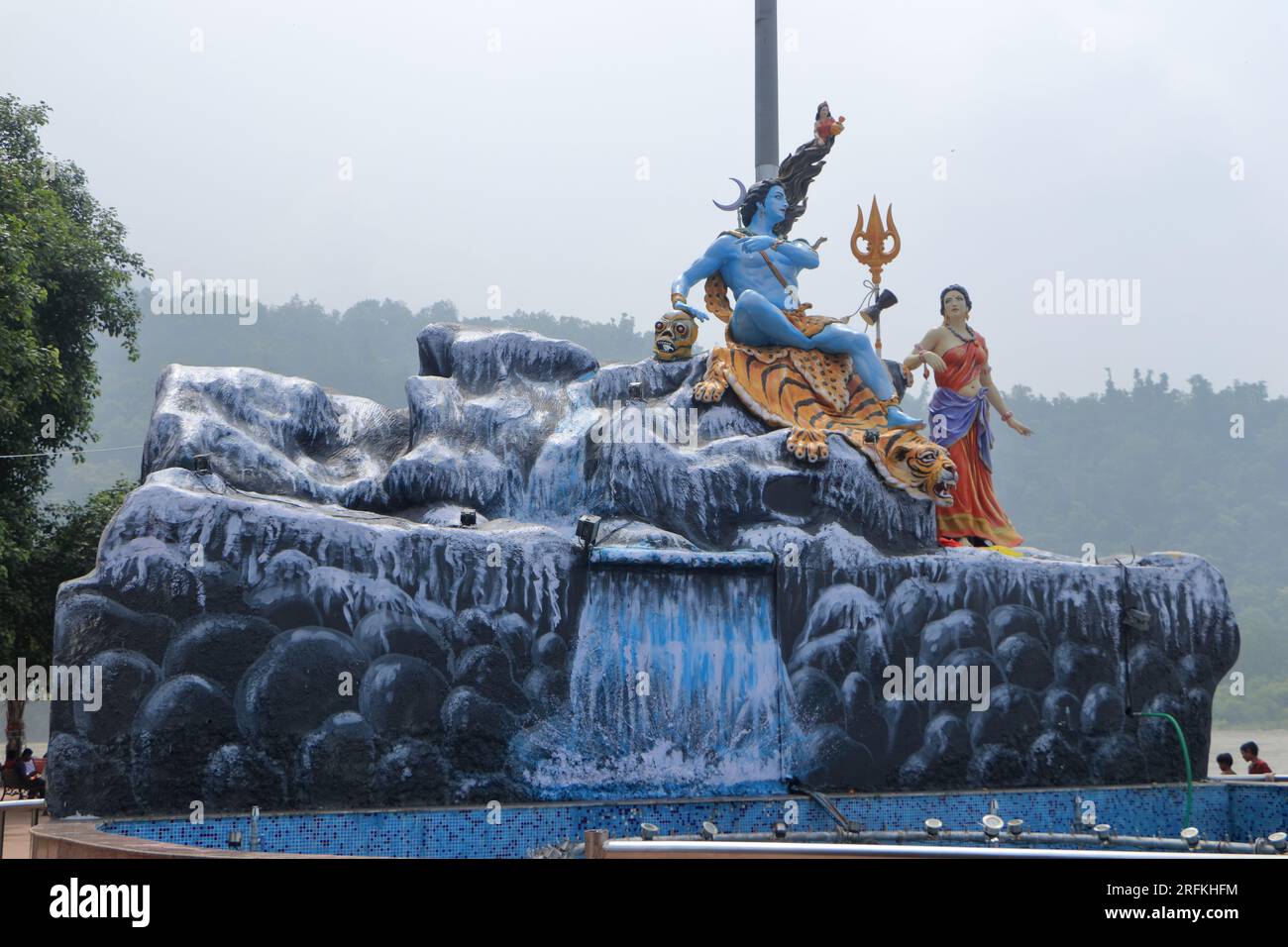 Gigantesca statua di Shiva e Parvati a Triveni Ghat, Rishikesh, con Lord Shiva seduto sul retro di una tigre e della dea Ganga. Foto Stock