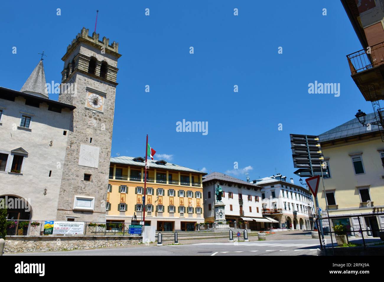 Pieve di Cadore, Italia - 19 giugno 2022: Piazza nel comune di Pieve di Cadore in Veneto e provincia di Belluno in Italia e la costruzione dell'Arc Foto Stock