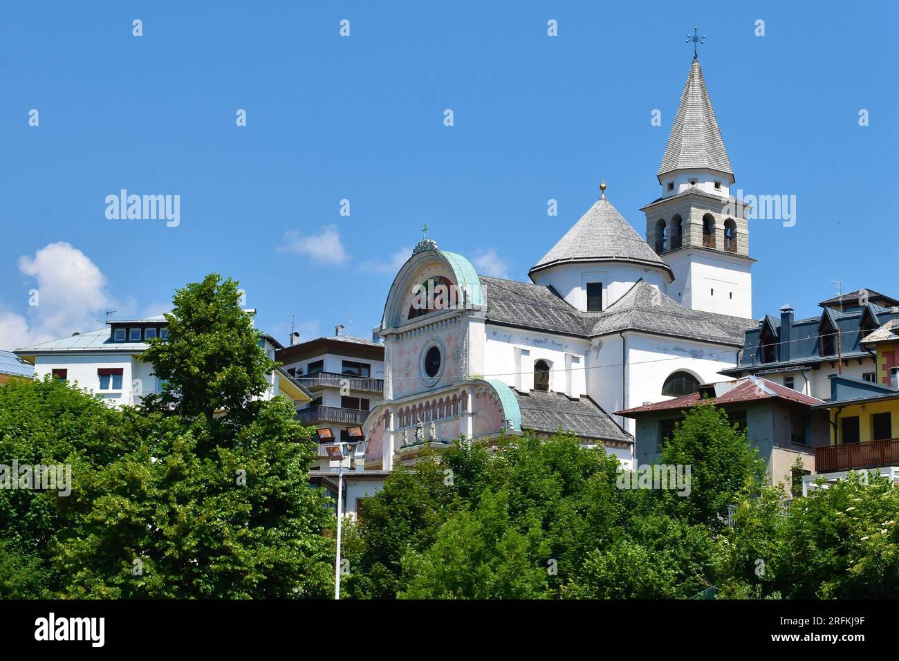 Veduta della Chiesa Arcidiacono di Santa Maria Nascente a Pieve di Cadore in Veneto e della provincia di Belluno in Italia Foto Stock