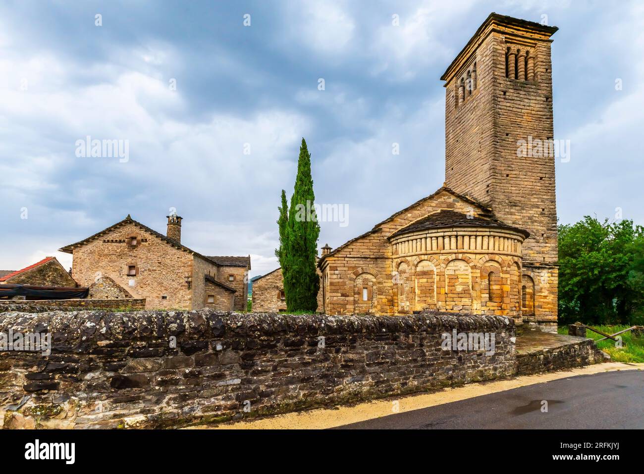 Castello romanico di San Pedro, gioiello di architettura nella Valle glaciale del Serrablo. Villaggio medievale di Larrede, Pirenei aragonesi, Spagna. Foto Stock