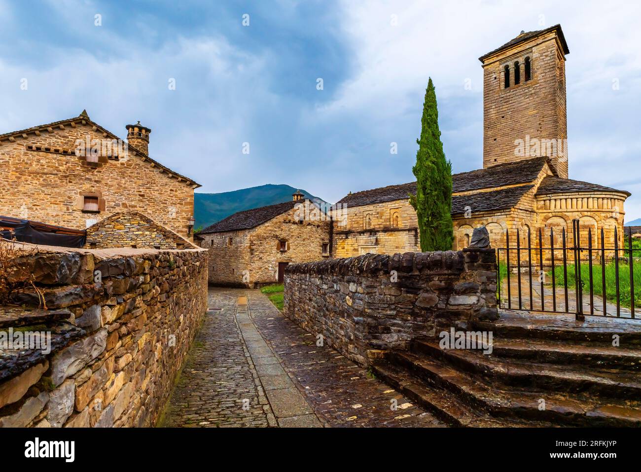 Castello romanico di San Pedro, gioiello di architettura nella Valle glaciale del Serrablo. Villaggio medievale di Larrede, Pirenei aragonesi, Spagna. Foto Stock