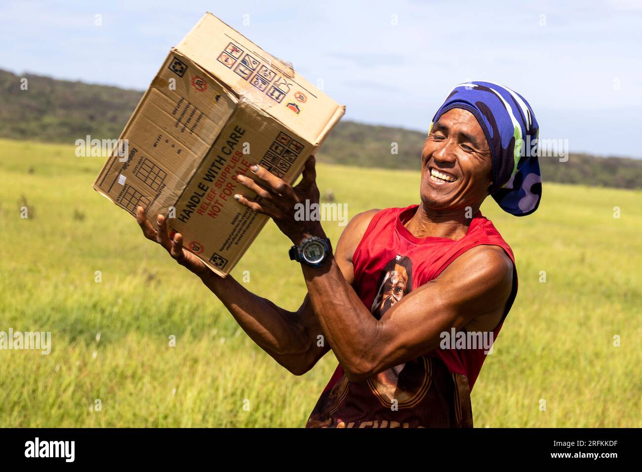 Basco, Filippine. 3 agosto 2023. Un residente filippino aiuta a scaricare i rifornimenti di emergenza da un americano Marine Corp CH-53E Super Stallion elicottero all'indomani del tifone Egay, 3 agosto 2023 a fuga Island, Filippine. L'uragano di categoria 4 attraversa parte delle Filippine con venti da 140 mph, uccidendo almeno 26 persone e causando danni estesi. Crediti: CPL. Sean Potter/US Army/Alamy Live News Foto Stock