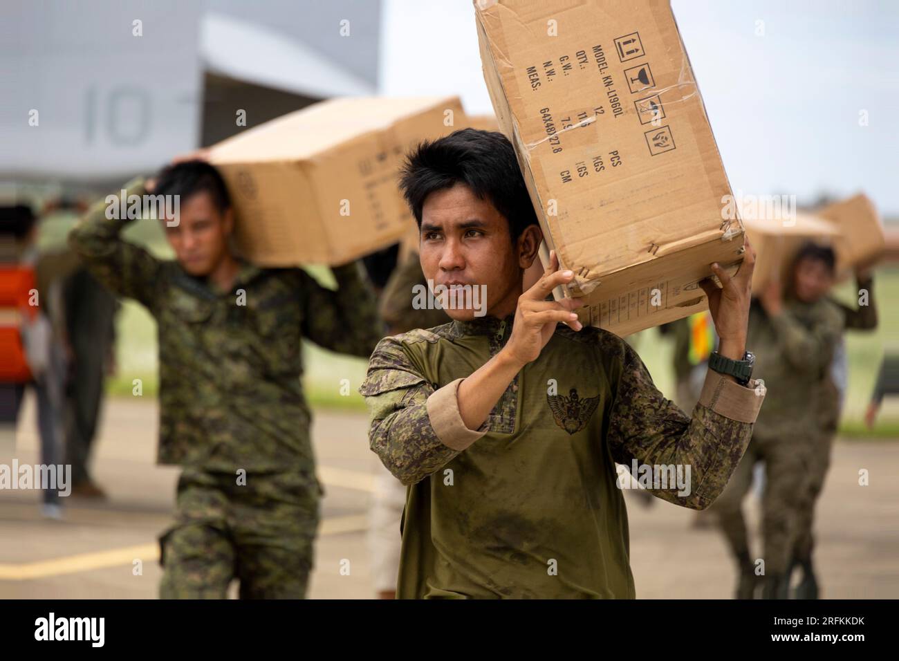 Basco, Filippine. 3 agosto 2023. I Marine filippini aiutano a scaricare i rifornimenti di emergenza da un americano Marine Corp CH-53E Super Stallion elicottero all'indomani del tifone Egay, 3 agosto 2023 a fuga Island, Filippine. L'uragano di categoria 4 attraversa parte delle Filippine con venti da 140 mph, uccidendo almeno 26 persone e causando danni estesi. Crediti: CPL. Sean Potter/US Army/Alamy Live News Foto Stock