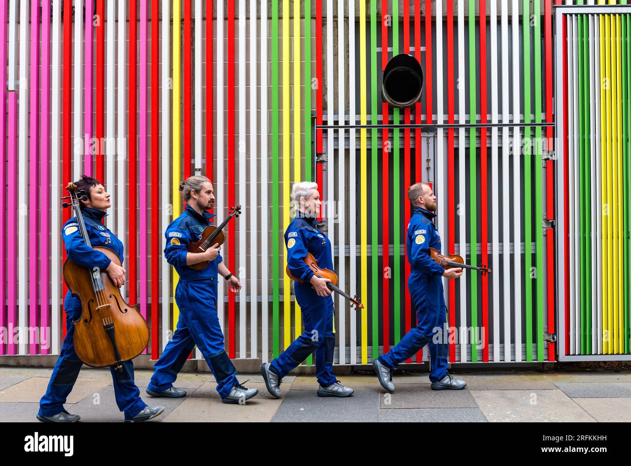 Edimburgo, Scozia, Regno Unito, 4 agosto 2023. Edinburgh Festival Fringe: Il quartetto d'archi Bowjangles suona musica classica nel loro spettacolo Dracula in Space. I Fringe performer camminano lungo Chuckie Pend con i loro strumenti musicali. Crediti: Sally Anderson/Alamy Live News Foto Stock