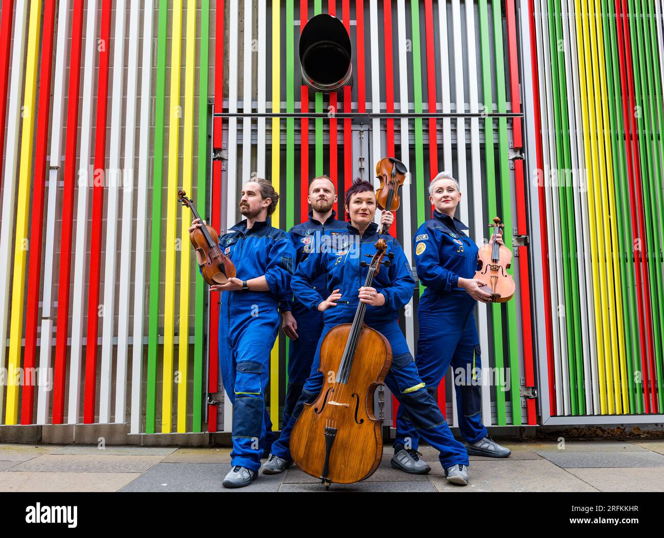 Edimburgo, Scozia, Regno Unito, 4 agosto 2023. Edinburgh Festival Fringe: Il quartetto d'archi Bowjangles suona musica classica nel loro spettacolo Dracula in Space. I Fringe performer camminano lungo Chuckie Pend con i loro strumenti musicali. Crediti: Sally Anderson/Alamy Live News Foto Stock