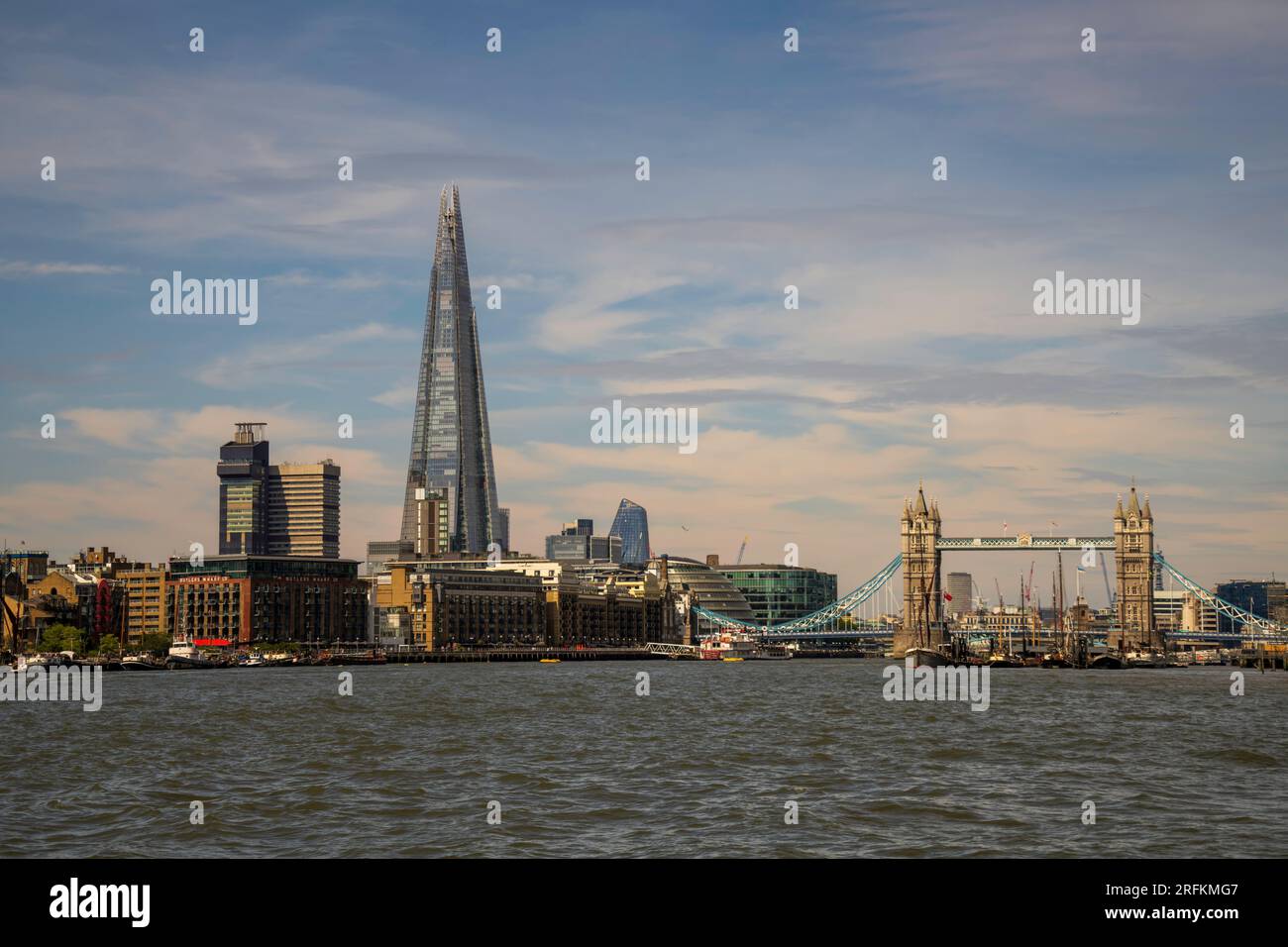 Londra, Inghilterra, Regno Unito - 23 giugno 2023. Paesaggio urbano di Londra con i moli di Londra, il fiume Tamigi e famosi monumenti inglesi. Vista dello skyline della città di Londra. Foto Stock