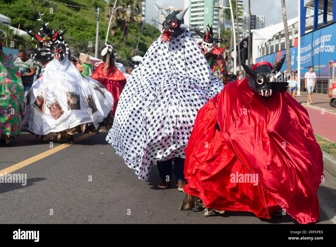 Salvador, Bahia, Brasile - 11 febbraio 2023: Il gruppo culturale tradizionale Caretas de Acupe indossa costumi e maschere durante Fuzue, prima del carnevale Foto Stock