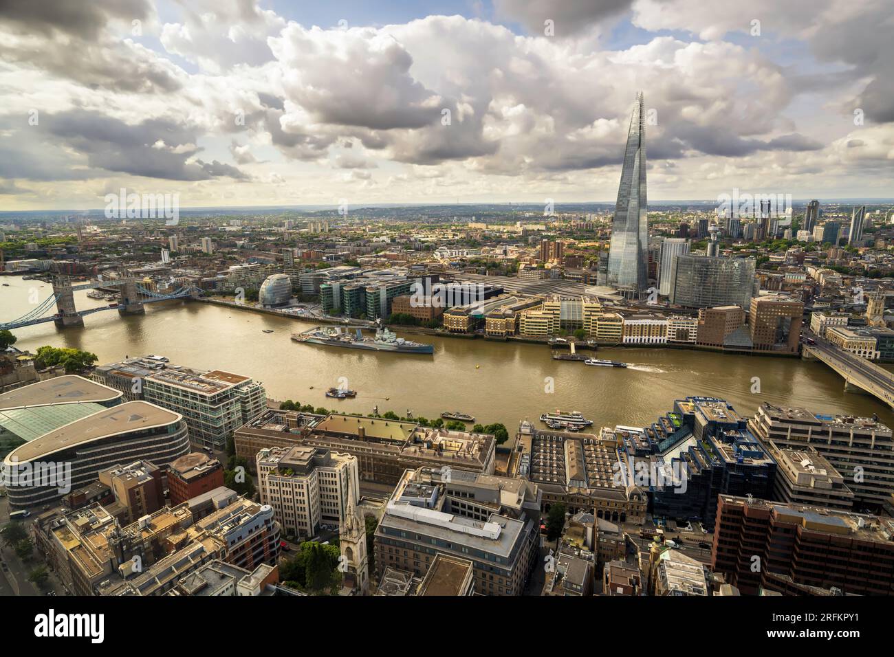 Vista panoramica aerea di Londra, paesaggio urbano con il moderno skyline della città, monumenti storici inglesi e attrazioni popolari, tra cui il Tower Bridge. Foto Stock