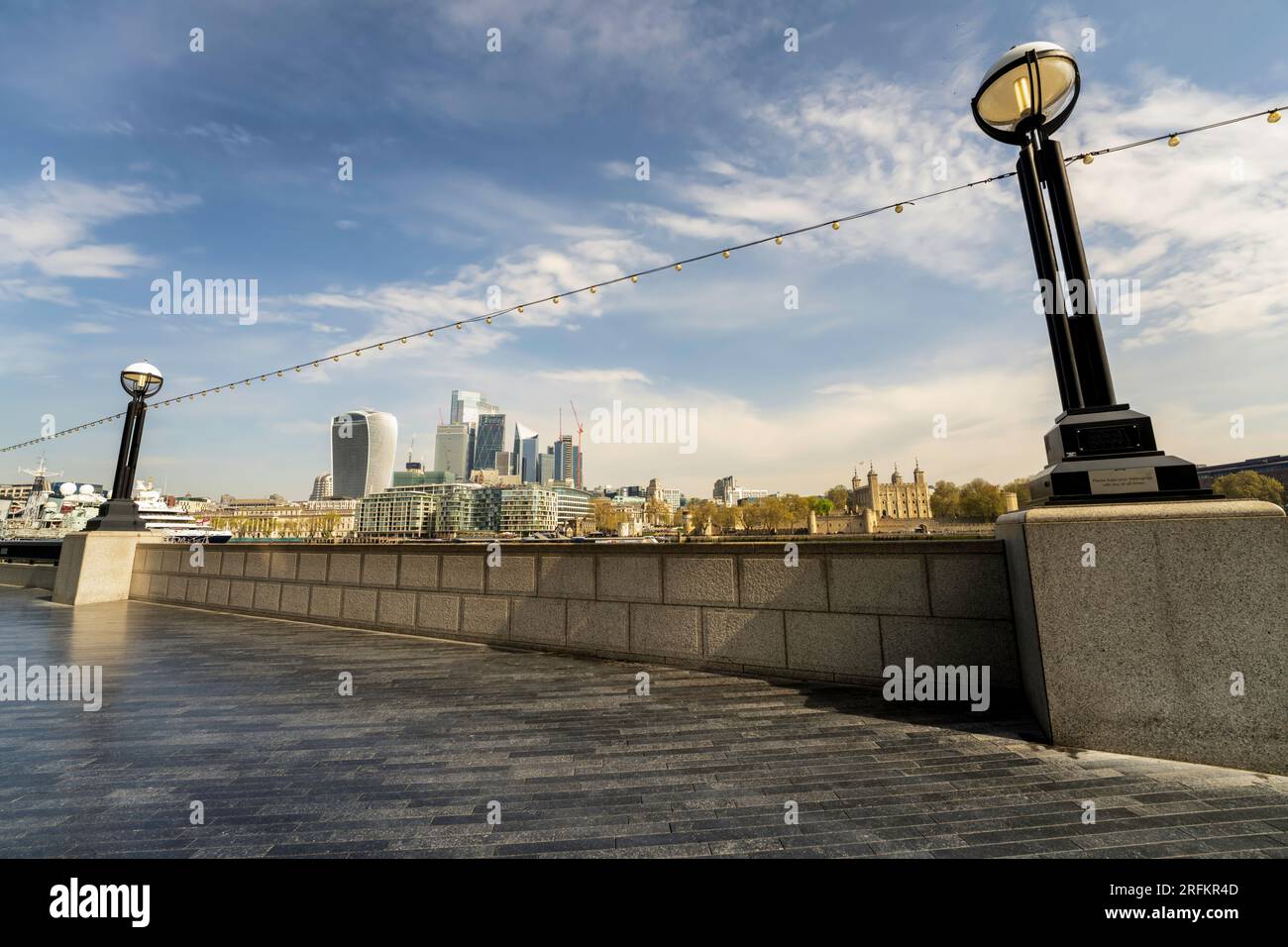 Paesaggio urbano di Londra dal passaggio pedonale sul fiume Tamigi. Skyline urbano con luci sopra il castello della Torre di Londra, il Tamigi e il quartiere finanziario. Foto Stock