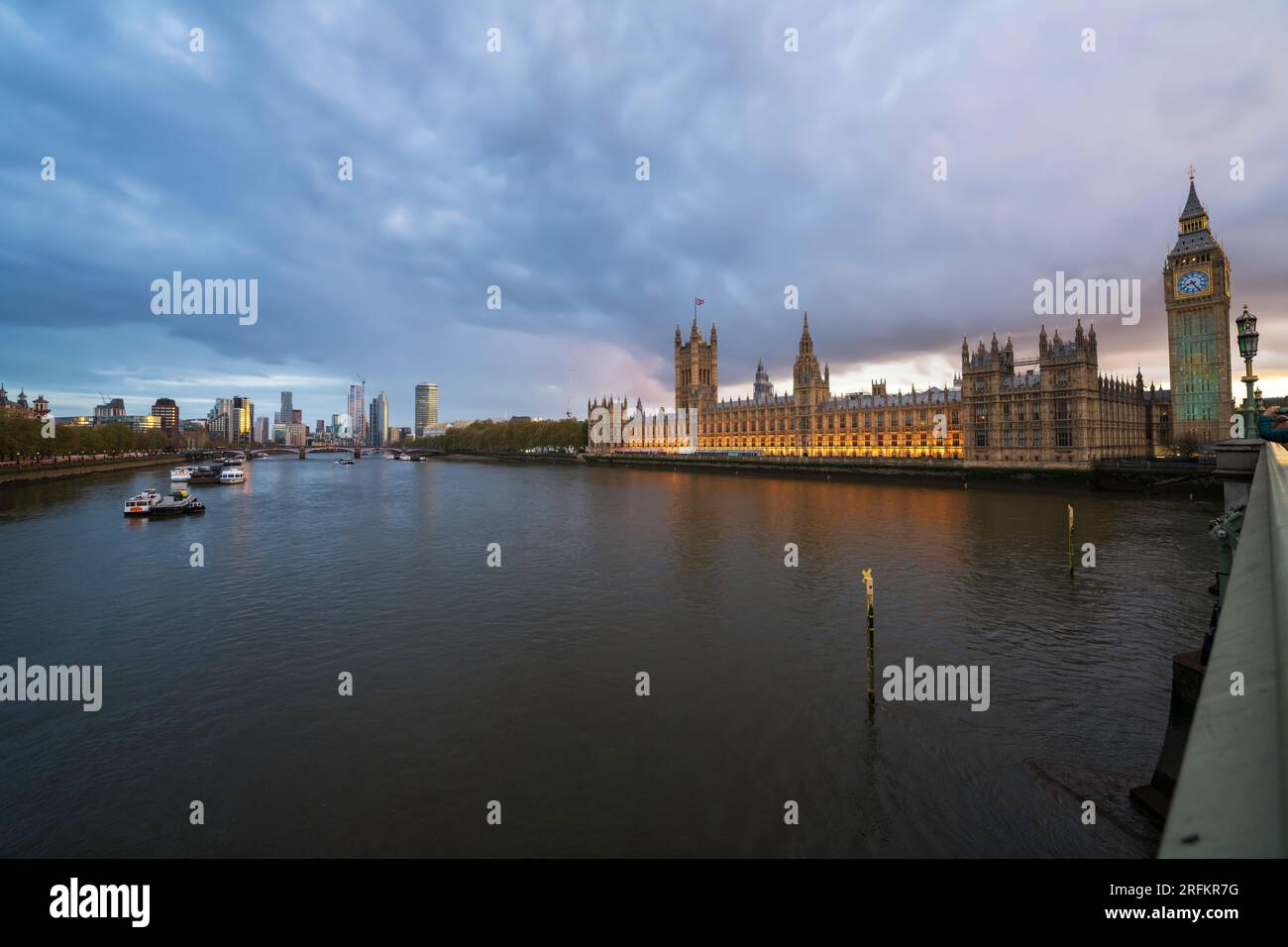 Paesaggio urbano di Londra al tramonto. Palazzo di Westminster, Parlamento, Torre dell'Orologio del Big Ben, Torre Elisabetta. Logo dell'incoronazione di re Carlo III sul Big Ben. Foto Stock