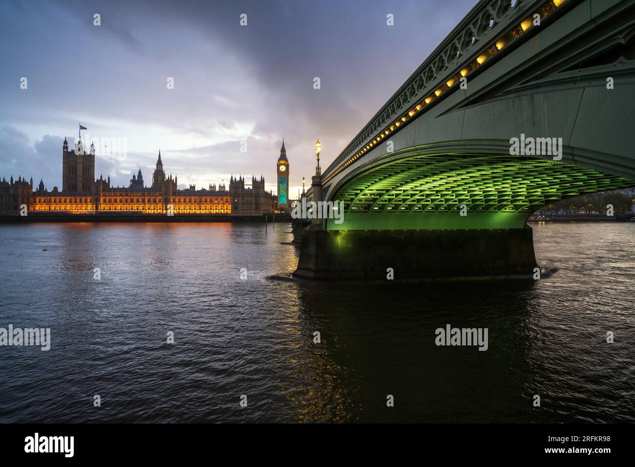Paesaggio urbano londinese di Westminster Bridge, Palazzo, Parlamento con il sigillo di incoronazione di re Carlo III, logo sulla Torre Elisabetta, torre dell'orologio del Big Ben Foto Stock