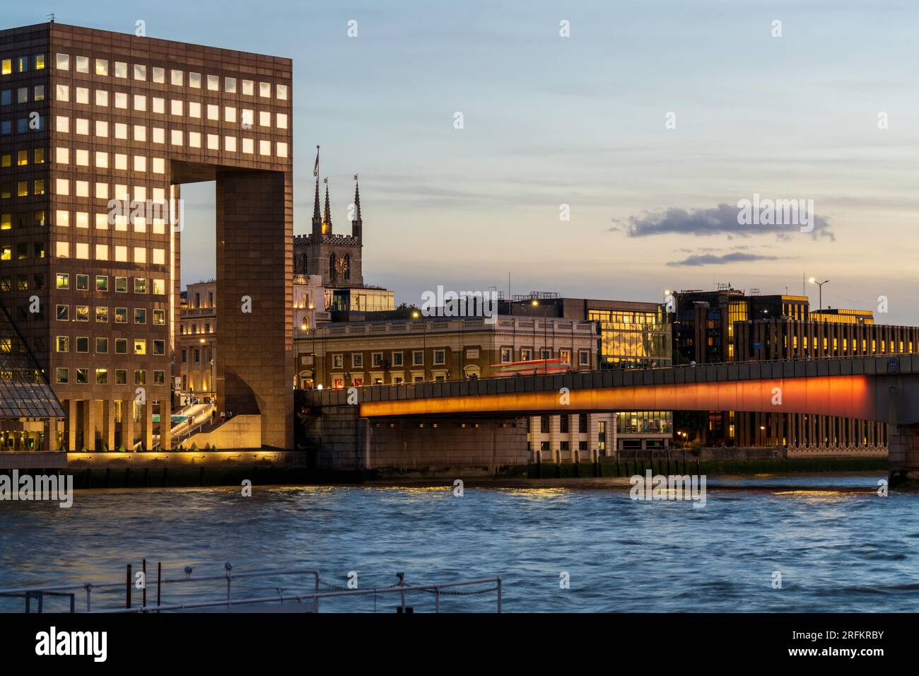 London Bridge al crepuscolo, con un cielo al tramonto e luci colorate. Uno spettacolo di luci sul London Bridge di notte a Londra. Il ponte è un punto di riferimento inglese. Foto Stock