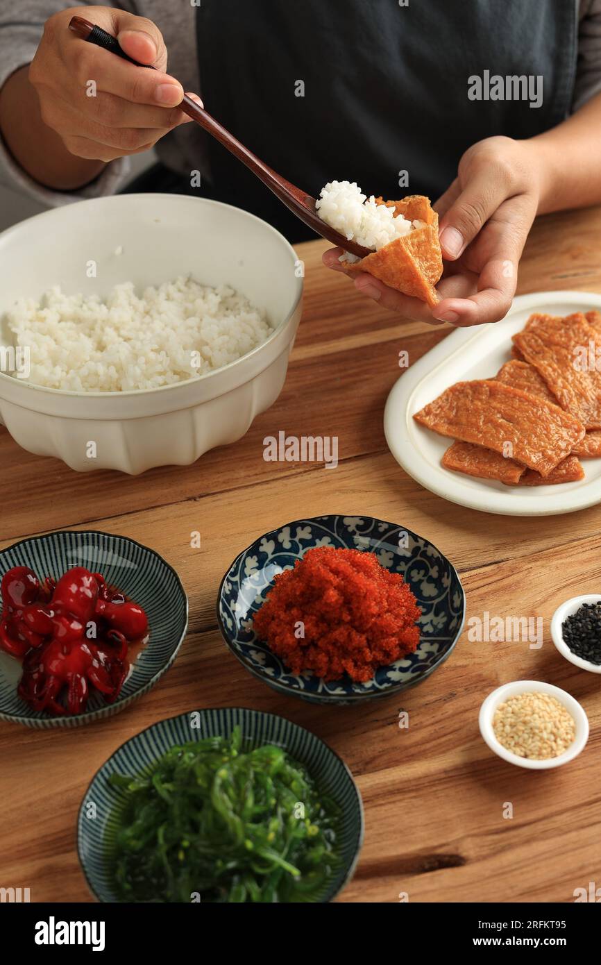 Processo di preparazione di Inari Sushi fatto in casa, Sushi giapponese con Tofu Pocket Foto Stock