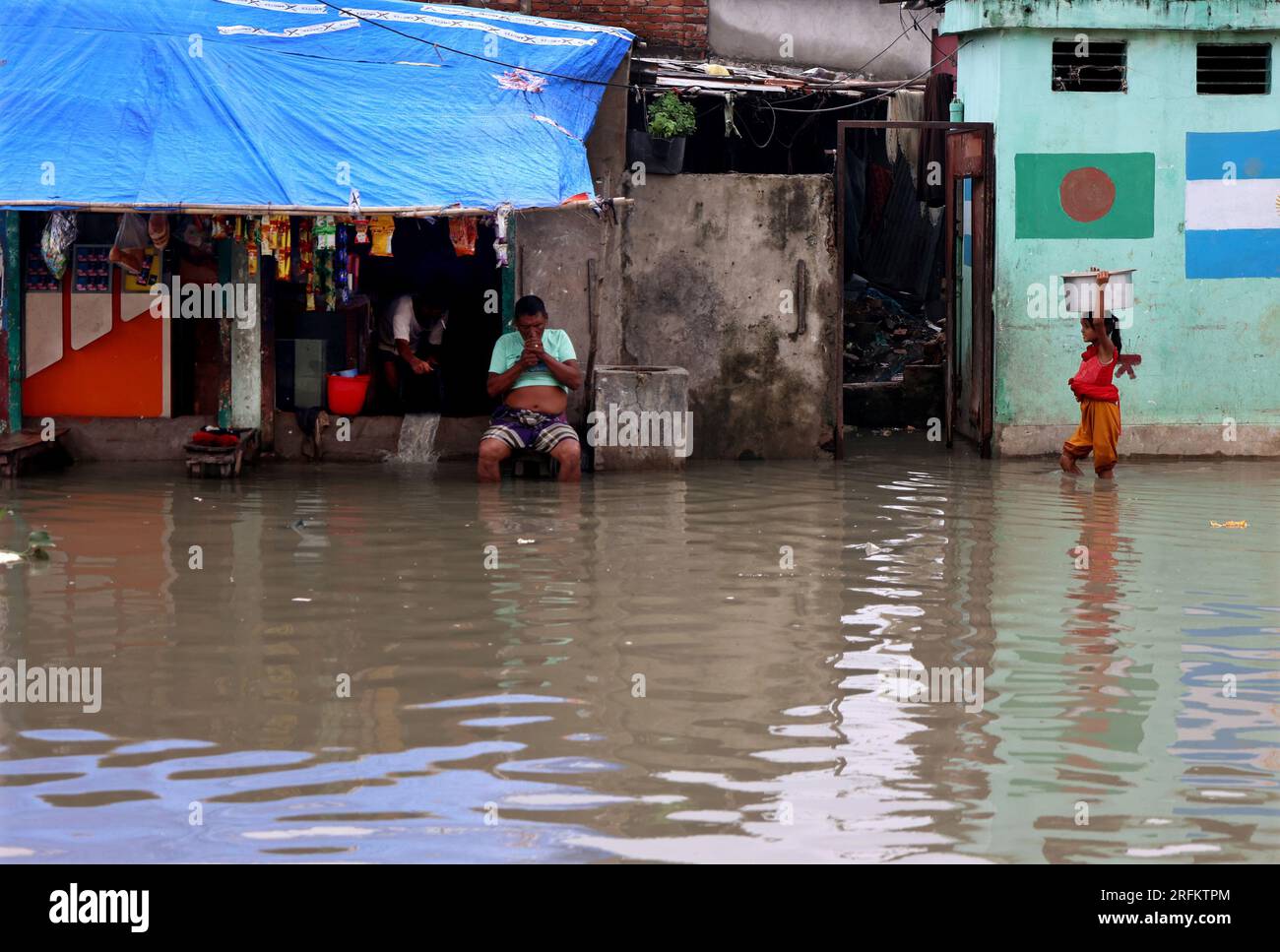 Chittagong, Bakalia, Bangladesh. 4 agosto 2023. 4 agosto 2023. Chittagong, Bangladesh : nella zona di Chittagong Bakalia in Bangladesh, la zona bassa annega quotidianamente in acque marine profonde. Questa crisi aumenta giorno dopo giorno a causa del cambiamento climatico. Milioni di persone sono private di acqua quando la marea arriva in mare.c'è una carenza di acqua potabile nella zona a causa dell'intrusione di acqua salata marina. Le persone sono colpite da malattie trasmesse dall'acqua. (Immagine di credito: © Mohammed Shajahan/ZUMA Press Wire) SOLO USO EDITORIALE! Non per USO commerciale! Foto Stock