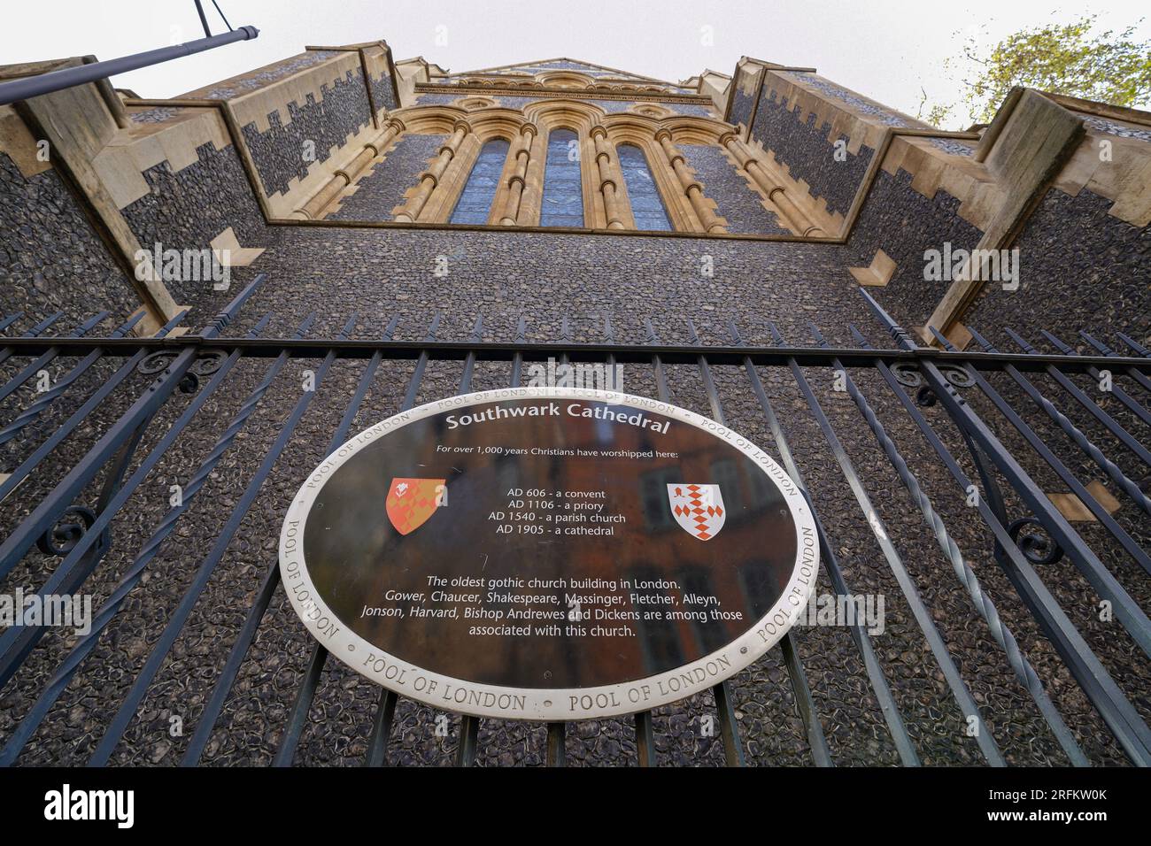 Londra, Inghilterra, Regno Unito - 4 maggio 2023. Esterno della cattedrale di Southwark con un cartello che mostra la storia e le persone di spicco associate alla sua storia Foto Stock