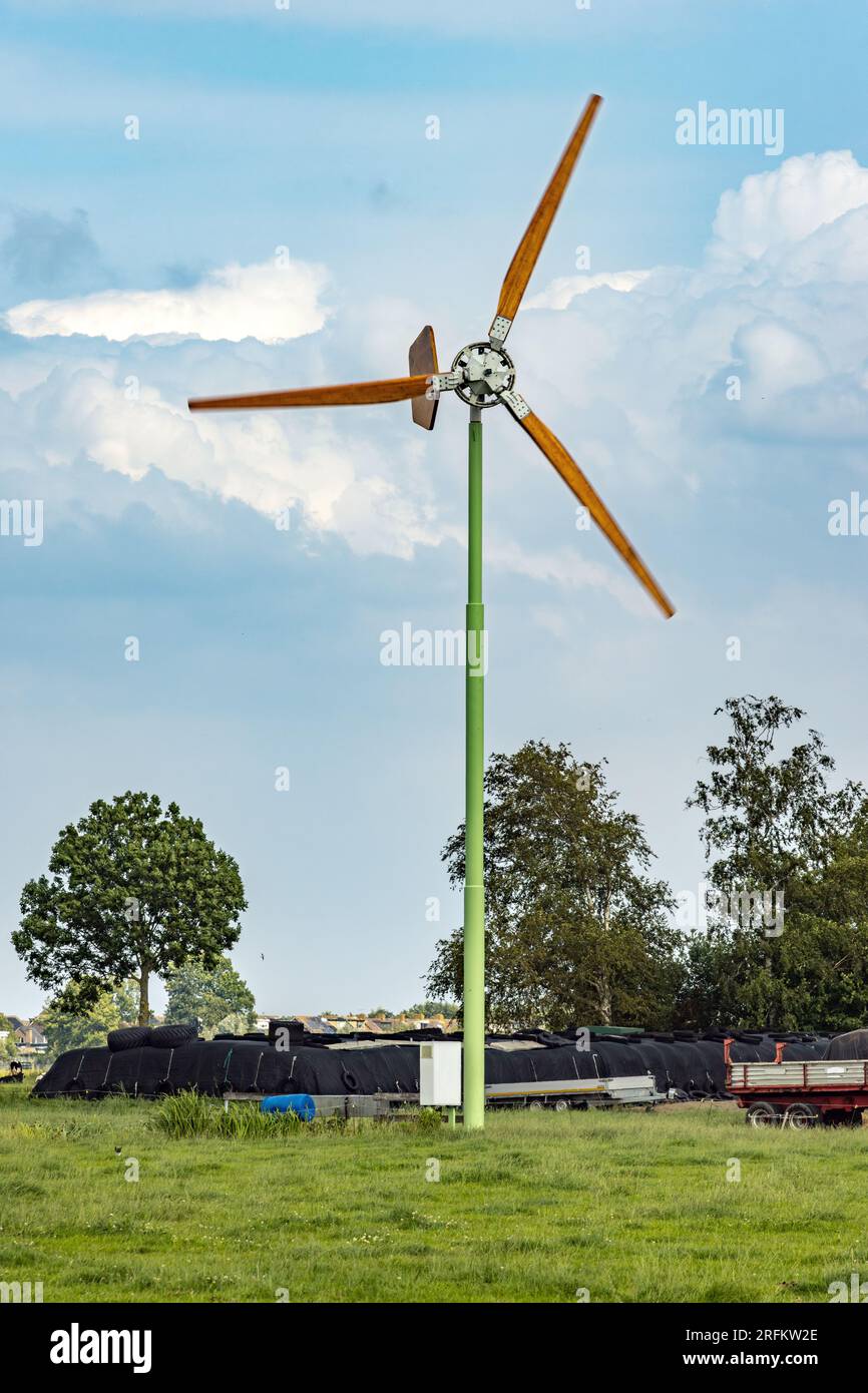 piccola turbina eolica nella fattoria olandese Foto Stock