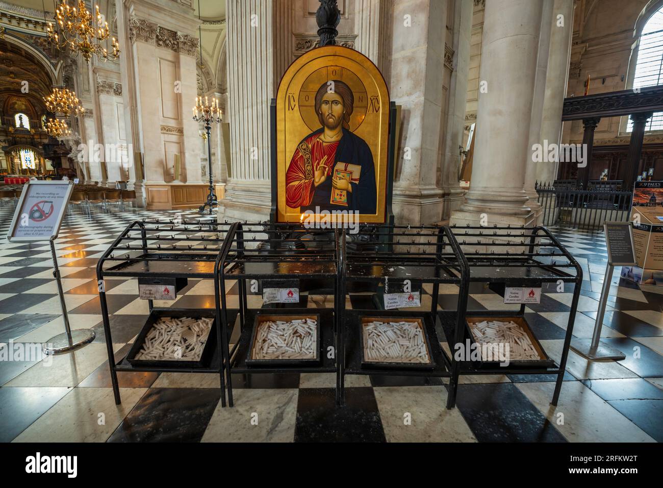 Londra, Inghilterra, Regno Unito - 25 luglio 2022. Ingresso interno della Cattedrale di San Paolo, navata con candele votive. La cattedrale di St Paul è un punto di riferimento nazionale. Foto Stock