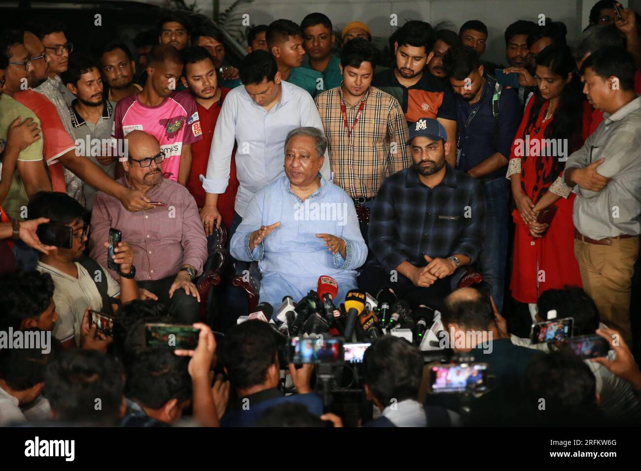 il presidente del Bangladesh Cricket Board (BCB) Nazmul Hassan Papon (M) parla durante una conferenza stampa in cui lo skipper del Bangladesh ODI Tamim Iqbal (R) annuncia Foto Stock