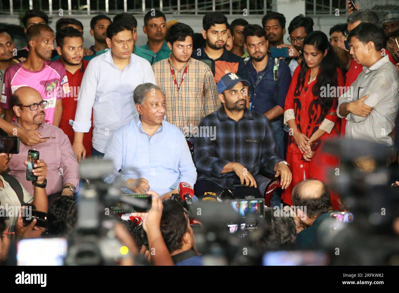 il presidente del Bangladesh Cricket Board (BCB) Nazmul Hassan Papon (M) parla durante una conferenza stampa in cui lo skipper del Bangladesh ODI Tamim Iqbal (R) annuncia Foto Stock