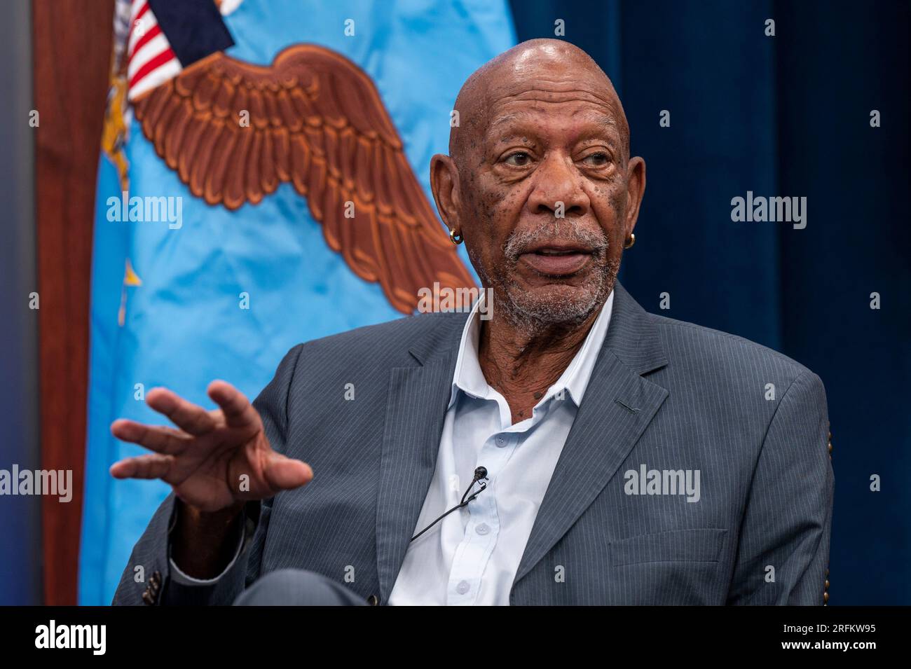 Washington, Stati Uniti d'America. 2 agosto 2023. Washington, Stati Uniti d'America. 2 agosto 2023. L'attore americano Morgan Freeman commenta durante una discussione sul suo film documentario sul 761st Tank Battalion al Pentagono, il 2 agosto 2023 a Washington, DC l'unità segregata Black Tank meglio conosciuta come The Black Panthers, ha visto 183 giorni di combattimento durante la seconda guerra mondiale, Liberando 30 città guadagnando 300 Purple Hearts, quasi una dozzina di Silver Stars e una Medal of Honor. Crediti: MC1 Alexander Kubitza/DOD Photo/Alamy Live News Foto Stock